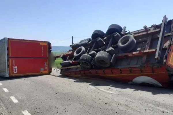 Accident grav în Suceava. Un camion înmatriculat în Ucraina s-a răsturnat – Trafic blocat – FOTO