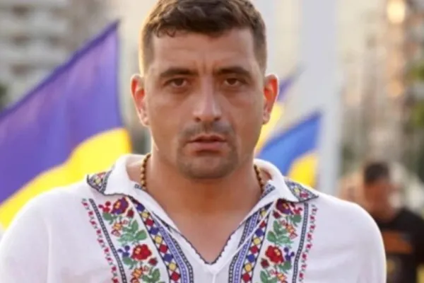 George Simion, gest disperat - Liderul AUR a ieșit în Centrul Vechi al Capitalei pentru a-i chema pe tineri la proteste