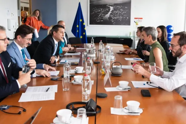 Sorin Grindeanu, negocieri cu reprezentanții Comisiei Europene despre soarta Tarom și CFR Marfă. Ce soluții sunt agreate