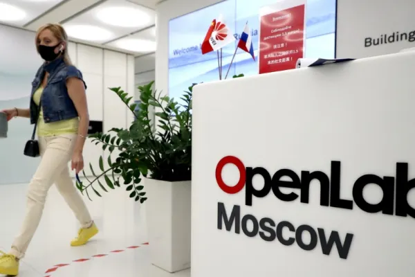 Decizie bombă! Cel mai mare producător chinez de telefoane mobile închide magazine în Rusia