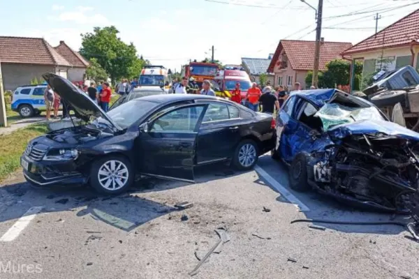 Accident cu 3 mașini în Mureș. 8 victime, dintre care una încarcerată – Trafic blocat – FOTO
