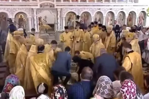 Patriarhul Kiril al Rusiei a căzut în biserică - Imagini cu momentul în care sfătuitorul lui Putin este adunat de pe jos de către preoți
