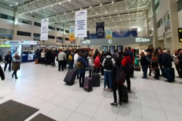 HAOS pe Aeroportul Otopeni - VACANȚĂ LA COADĂ. Trimite imaginile neputinței și ia atitudine!