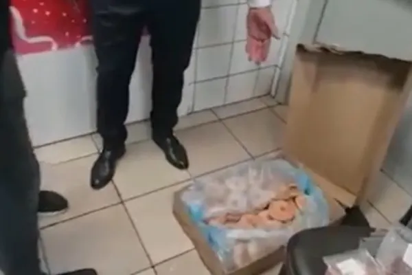 Patiserie de lux din mall Promenada, închisă de ANPC - IMAGINI incredibile: mizerie și alimente expirate, la preț de Paris  - VIDEO