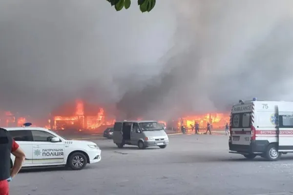 Război Ucraina. Bombardamente violente ale rușilor în centrul țării: VICTIME printre civili, în Kremenciuc - Imaginile groazei