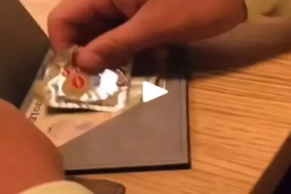 VIDEO - Un client a lăsat bacșiș un prezervativ la nota de plată primită la un restaurant de pe litoral - A filmat reacția ospătăriței și imaginile au devenit virale