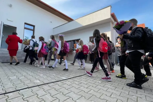 Consiliul Naţional al Elevilor acuză Guvernul de iresponsabilitate: OUG pentru decontarea transportului, retrasă din şedinţa Comisiei de Dialog Social