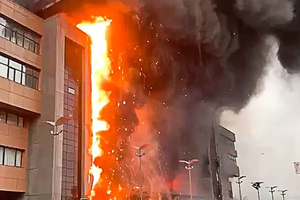Incendiu violent la o clădire de birouri din Moscova. 120 de persoane au fost evacuate - VIDEO&FOTO
