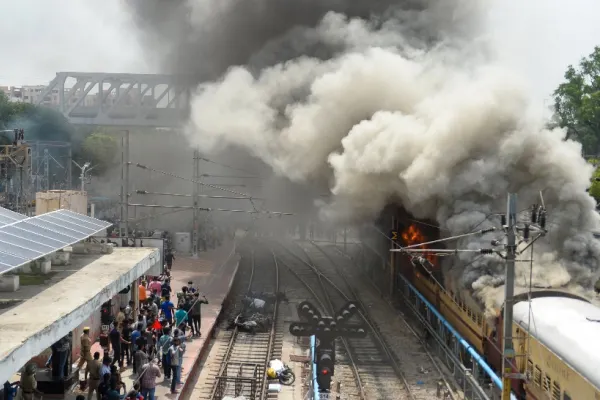Proteste violente în India: trenuri incendiate și autostrăzi blocate – VIDEO&FOTO