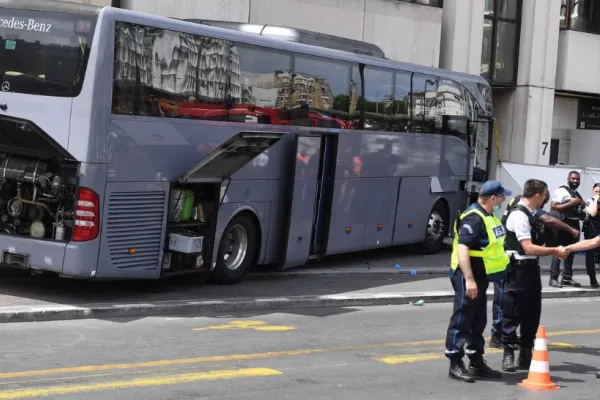 Accident grav la Paris: un mort și 19 răniți, după ce un autobuz a intrat într-o clădire