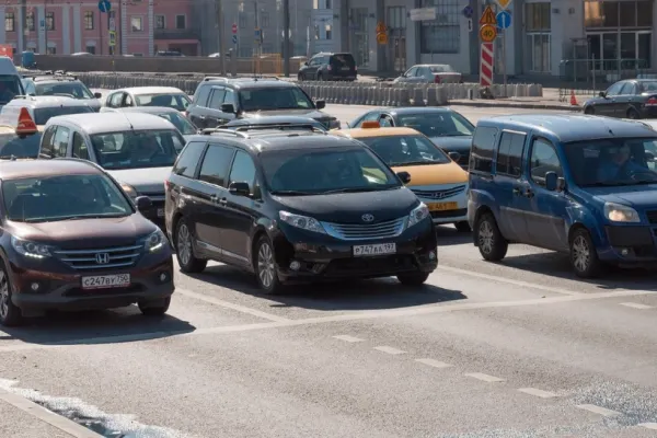Efectele sancțiunilor economice. Producţia auto în Rusia s-a prăbuşit în mai
