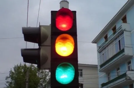 Doi ieșeni, reținuți după ce au furat bateriile de la semafoarele montate pe drumurile în lucru! Ce au descoperit polițiștii la percheziții