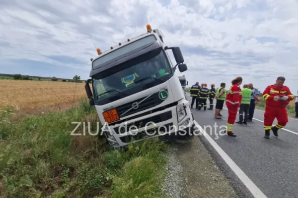 Accident grav în Constanța. Un TIR ucrainean care transporta combustibil, răsturnat în șanț - VIDEO&FOTO