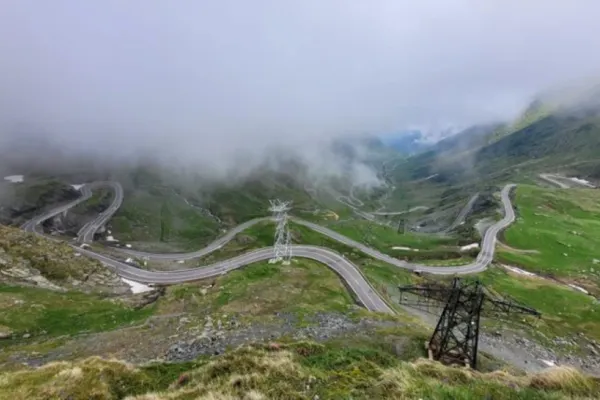 Deschiderea Transfăgărășanului se amână din cauza vremii. Meteorologii au emis un cod portocaliu de averse torențiale și vijelii 