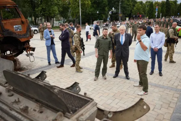 Boris Johnson la a doua vizită în Ucraina. S-a plimbat pe străzile Kievului alături de Zelenski (foto)