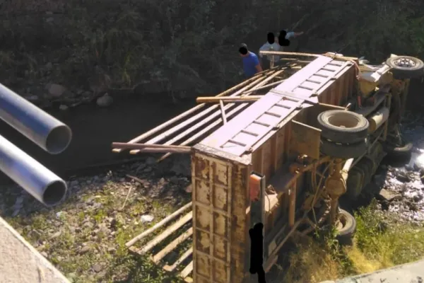 Accident halucinant, în Bistriţa-Năsăud - Un bărbat a fost rănit după ce a căzut cu maşina într-un pârâu