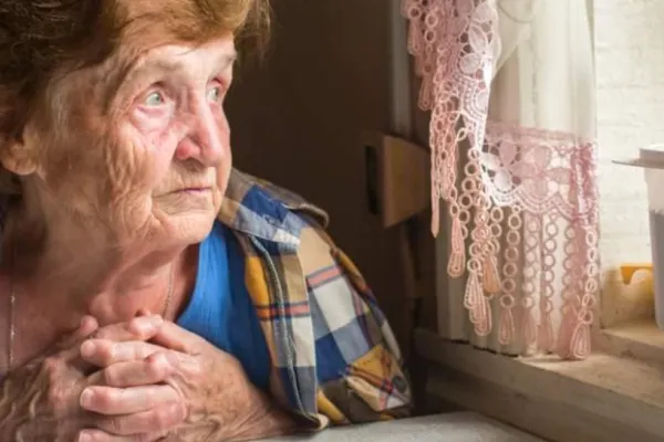 SCANDAL pe voucherele sărăciei - Pensionarii pot cumpăra de la fast food, dar nu și din magazinele mari