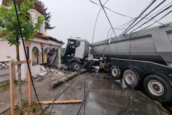A intrat cu TIR-ul în capela unei biserici. Accident TERIFIANT în Dâmbovița - VIDEO