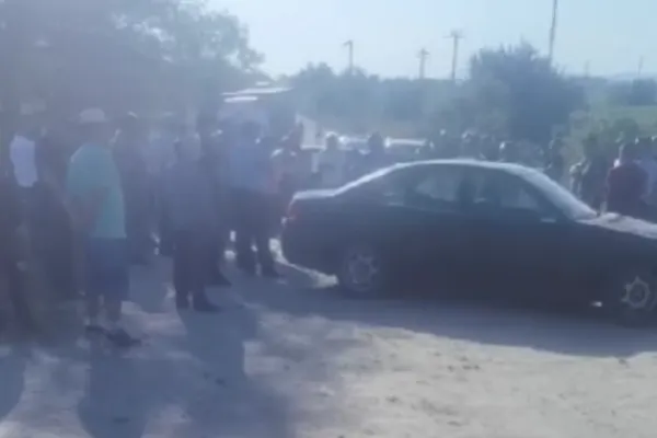 Protest pe drumul spre Cincșor, care face legătura cu Grupul de Lupta al NATO. Ce-i nemulțumește pe localnici