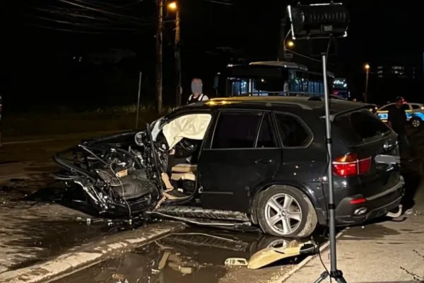 Accident mortal în București, după ce un autoturism s-a ciocnit  cu un autobuz