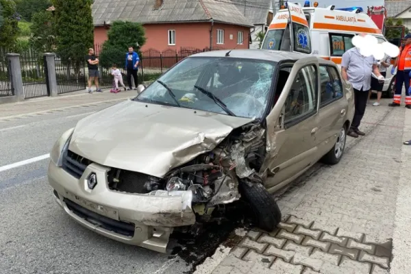 Patru persoane rănite, în urma unui accident cumplit. O victimă a rămas încarcerată - FOTO