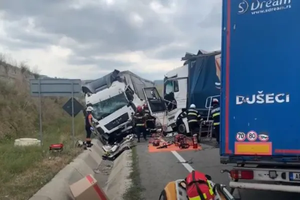 Accident grav între două TIR-uri pe centura Clujului - Ambii șoferi au rămas încarcerați - Traficul complet blocat - VIDEO