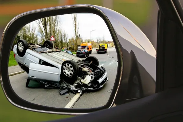 Accident grav în Cluj: 1 mort și 2 răniți, după ce mașina în care se aflau s-a răsturnat