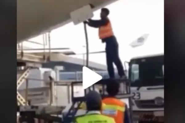 VIDEO – Cel mai scârbos accident de pe un aeroport – Cum a fost surprins un angajat