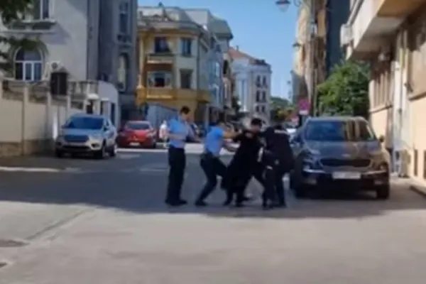 Scandal lângă Mitropolia din Constanţa - Calugăr recalcitrant, imobilizat de polițiști