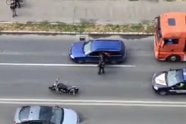 Scandal chiar în fața polițiștilor. Un șofer și un motociclist au fost la un pas să se ia la bătaie
