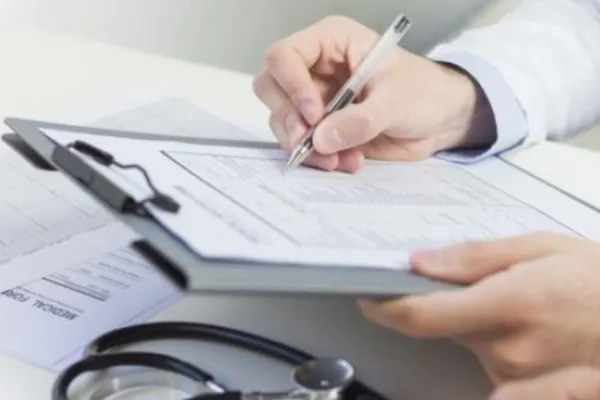 Un medic cu 20.000 de lei salariu cerea ȘPAGĂ alimente de la bolnavi: caz REVOLTĂTOR la Sibiu