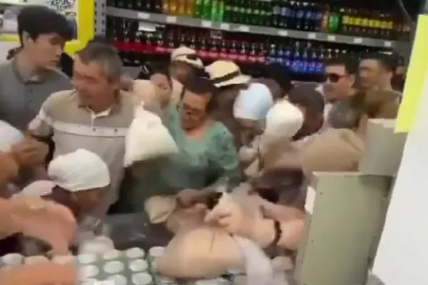 S-au bătut pentru un pachet de zahăr. Cum se răzbună Rusia pe cei care nu-i sunt alături  -VIDEO