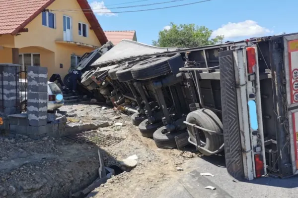 Accident urmat de incendiu, în Mureș. 4 victime, dintre care 2 copii – FOTO