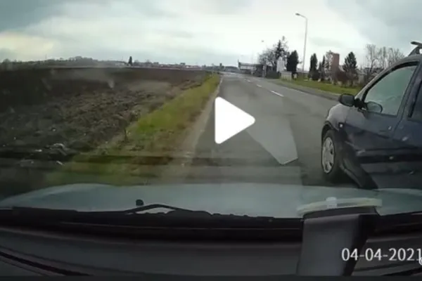 VIDEO – N-a vrut să-l lase să depășească și l-a scos în afară șoselei – Accident spectaculos