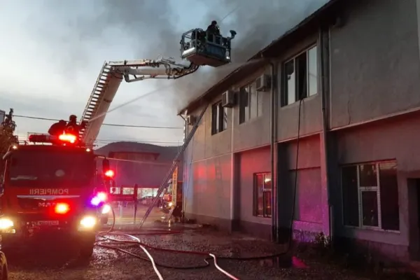 Incendiu violent la o petrecere de majorat. Zeci de oameni evacuați dintr-un restaurant în flăcări - FOTO