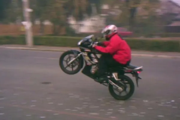 Motociclist DROGAT, oprit de polițiștii din Slatina, după ce a mers pe O ROATĂ