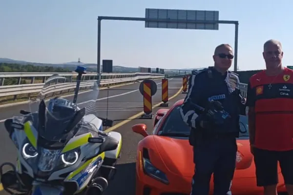 Un pilot de curse, prins pe autostradă cu 230 km/h. Polițiștii s-au fotografiat cu el după ce i-au luat permisul - VIDEO