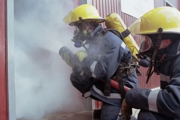 Incendiu puternic la mai multe case, în Prahova: În zonă este un depozit de carburant - Pericol URIAȘ