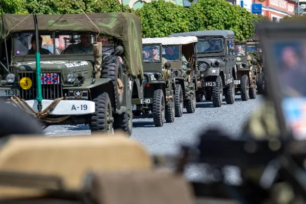 Război în Ucraina. Armata rusă mută convoaie militare la Herson
