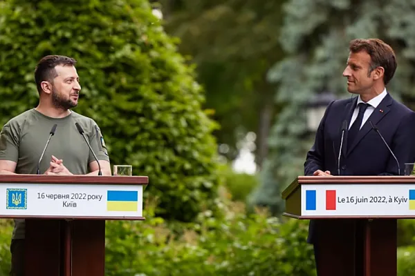 Reacția lui MACRON când ZELENSKI i-a spus că Rusia a atacat Ucraina. Ce spune un PROFILER despre comportamentul celor 2
