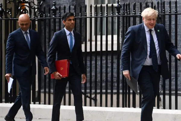 Boris Johnson exclude varianta DEMISIEI. 28 de oameni au părăsit GUVERNUL, probleme și în propriul partid