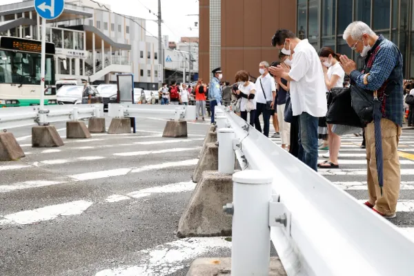 Trupul fostului premier Shinzo Abe, asasinat vineri, transportat la Tokyo. Când va avea loc înmormântarea