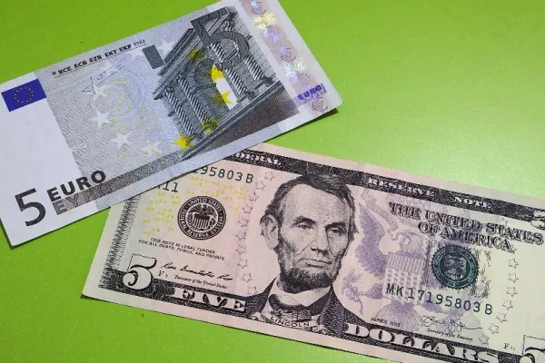 Cotația DOLARULUI a explodat în raport cu leul și euro. Într-un an, a crescut peste rata INFLAȚIEI