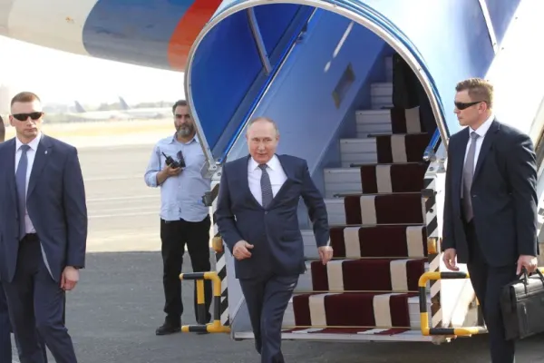Vladimir Putin ar fi fost înlocuit de o sosie în vizita din Iran, susține un oficial ucrainean