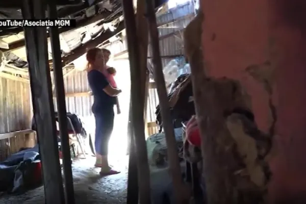 Sărăcia cruntă, realitatea a milioane de români. Foame cumplită: copiii care mănâncă mămăligă coaptă pe plită