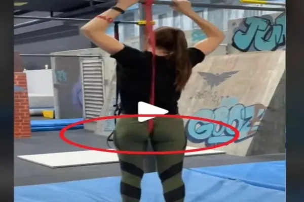 VIDEO – Accident rușinos la sala de sport – Ce a pățit o tânăra atunci când încerca un exercițiu nou, în văzul tuturor
