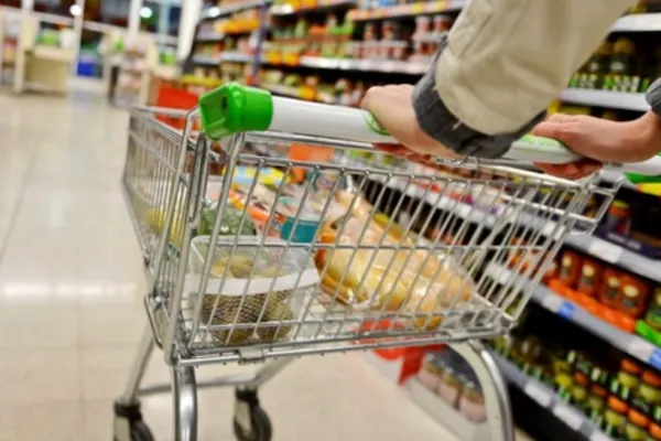 Efectele războiului. Rușii cumpără produse alimentare mai ieftine din cauza inflației