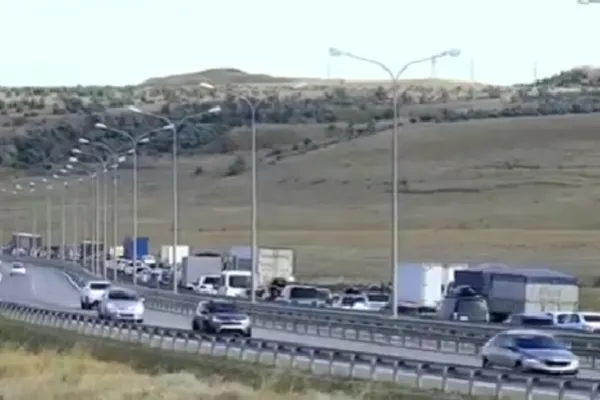 Rușii se înghesuie să părăsească peninsula Crimeea! Aproximativ 40.000 de mașini au traversat "podul lui Putin" într-o singură zi