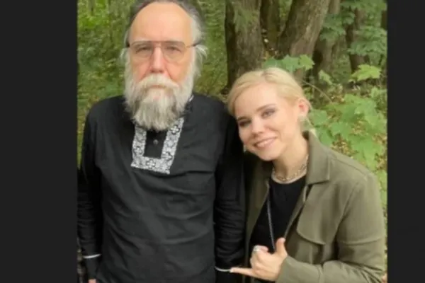 Fiica lui Aleksandr Dughin, numit "creierului" lui Putin, EXECUTATĂ în stil MAFIOT, în plină stradă! Avea doar 30 de ani