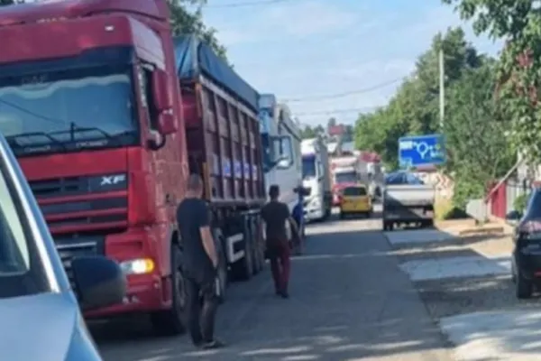 Drum din Suceava, BLOCAT timp de jumătate de oră de sătenii nemulțumiți de traficul auto cu TIR-uri din Ucraina
